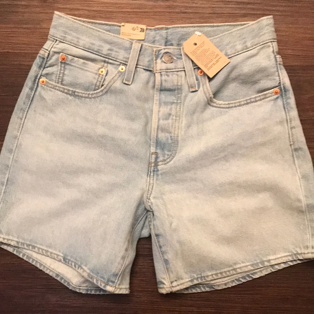 Levi’s Mid Thigh Short Light Wash Denim High-Rise NWT